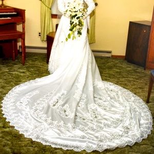 Beautiful wedding dress with tons on beading